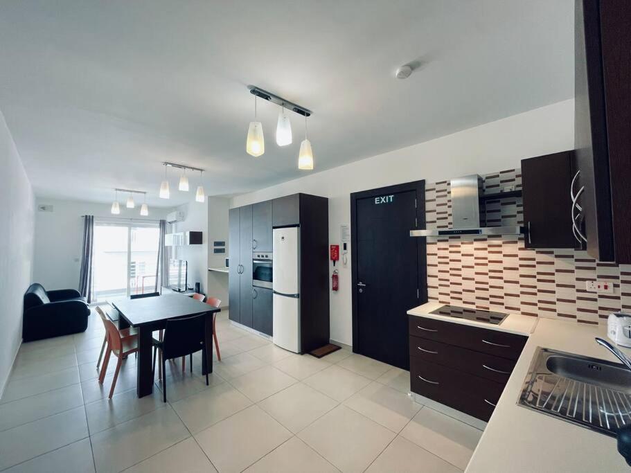 Stylish Modern Central Apartment 4 Paceville سانت جوليان المظهر الخارجي الصورة